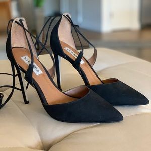 STEVE MADDEN black suede lace up pumps